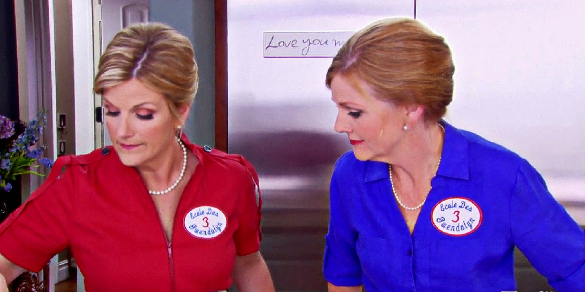 Trisha Yearwood et sa sœur Beth sur le tournage de Trisha's Southern Kitchen.