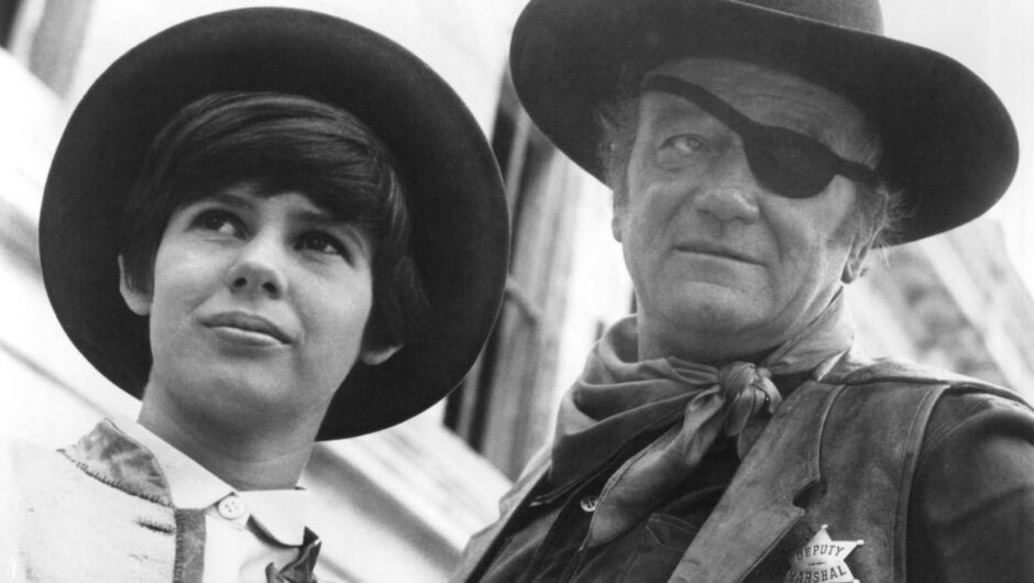 John Wayne a révélé le 1 accessoire qu&rsquo;il aurait porté 35 ans plus tôt dans son discours d&rsquo;acceptation des Oscars « True Grit »