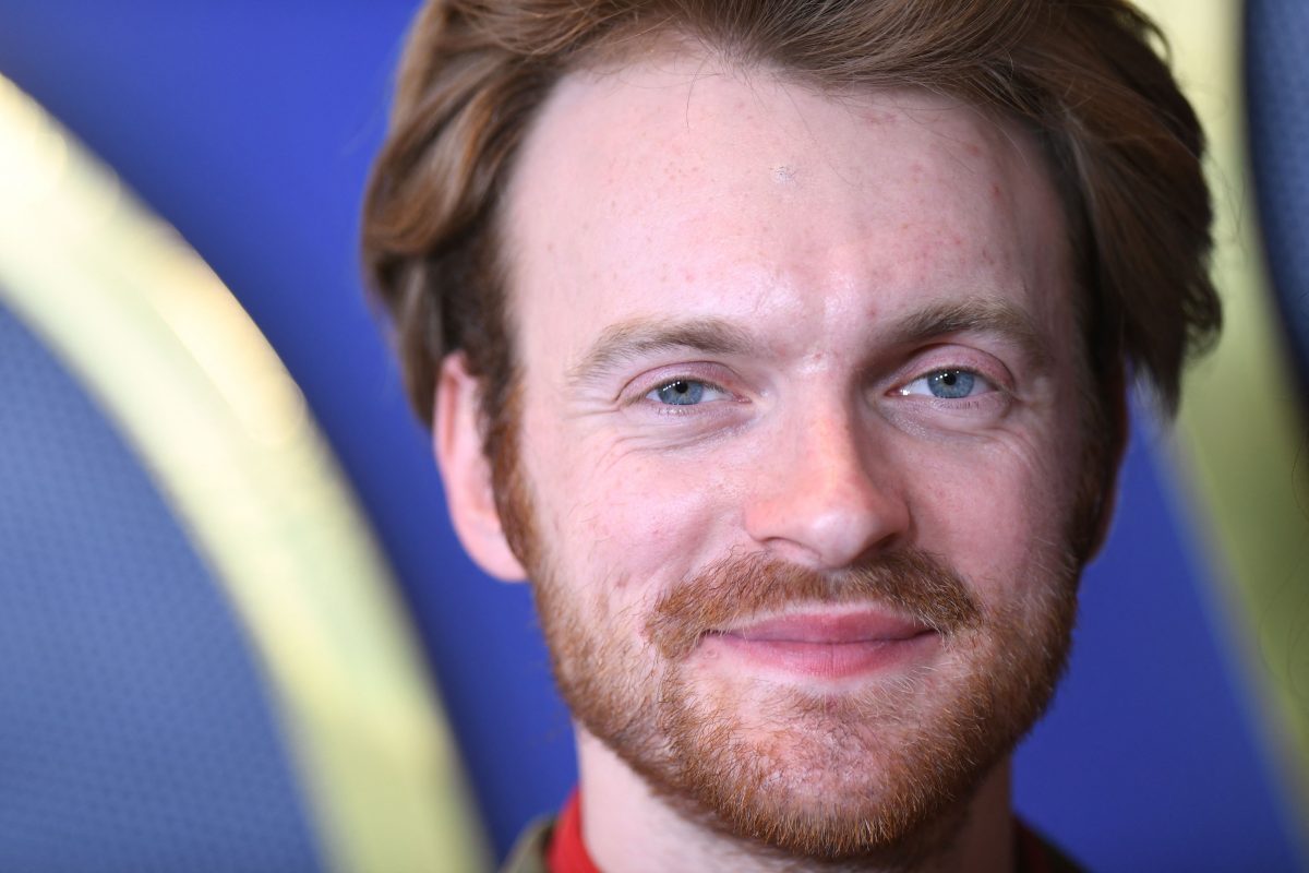 L'auteur-compositeur-interprète américain Finneas O'Connell arrive pour le 94e déjeuner annuel des nominés aux Oscars