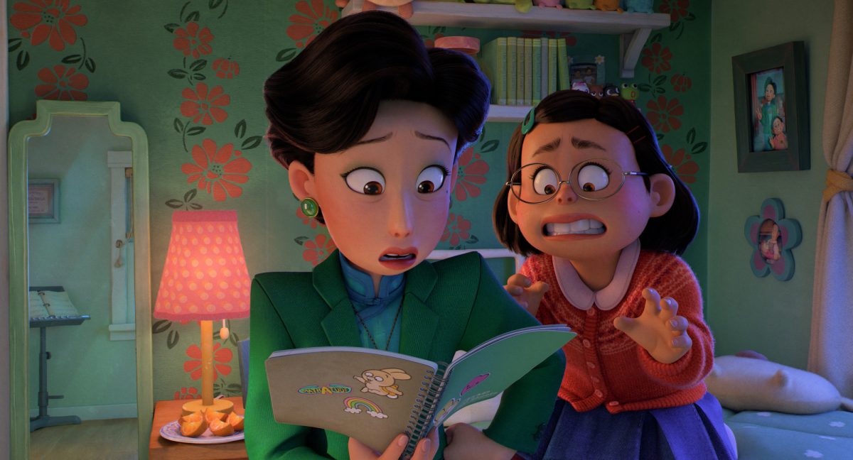 'Turning Red' Ming (Sandra Oh) et Mei (Rosalie Chiang) dans un film mettant en vedette les chansons originales de Billie Eilish et Finneas O'Connell regardant dans un album