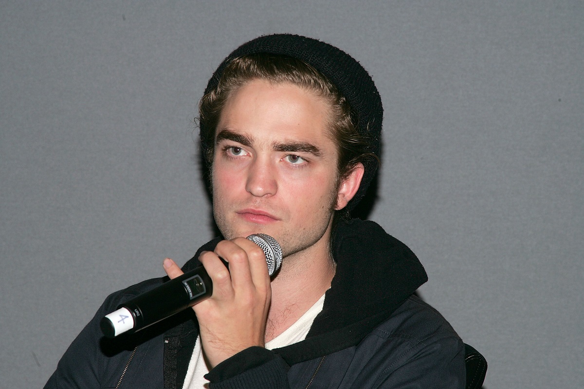 Robert Pattinson tenant un micro.