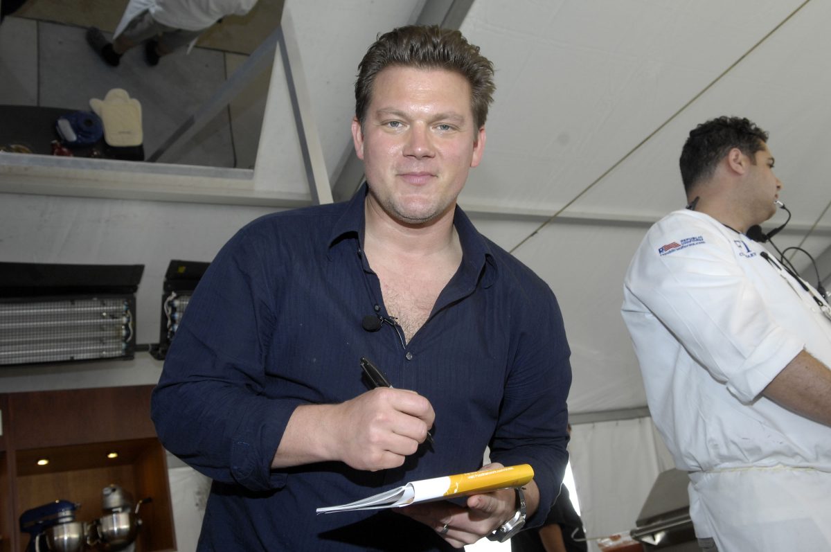 La personnalité de Food Network, Tyler Florence, porte une chemise boutonnée bleu foncé sur cette photo.