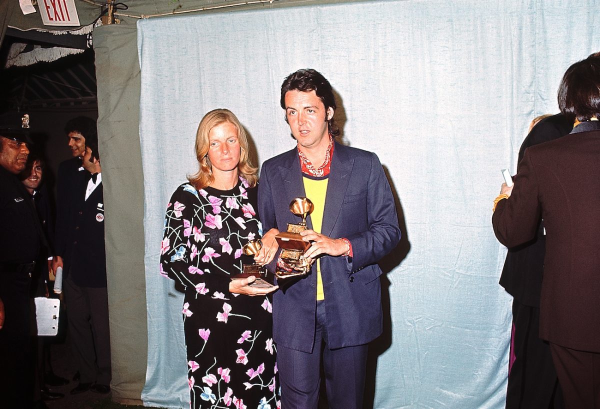 Paul McCartney et sa femme Linda McCartney aux Grammy Awards 1971.