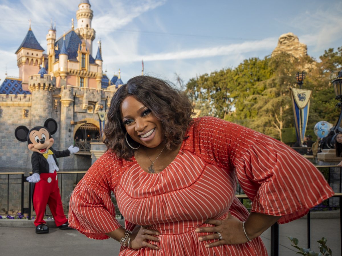 Kierra Sheard pose pour une photo à Disneyland Resorts