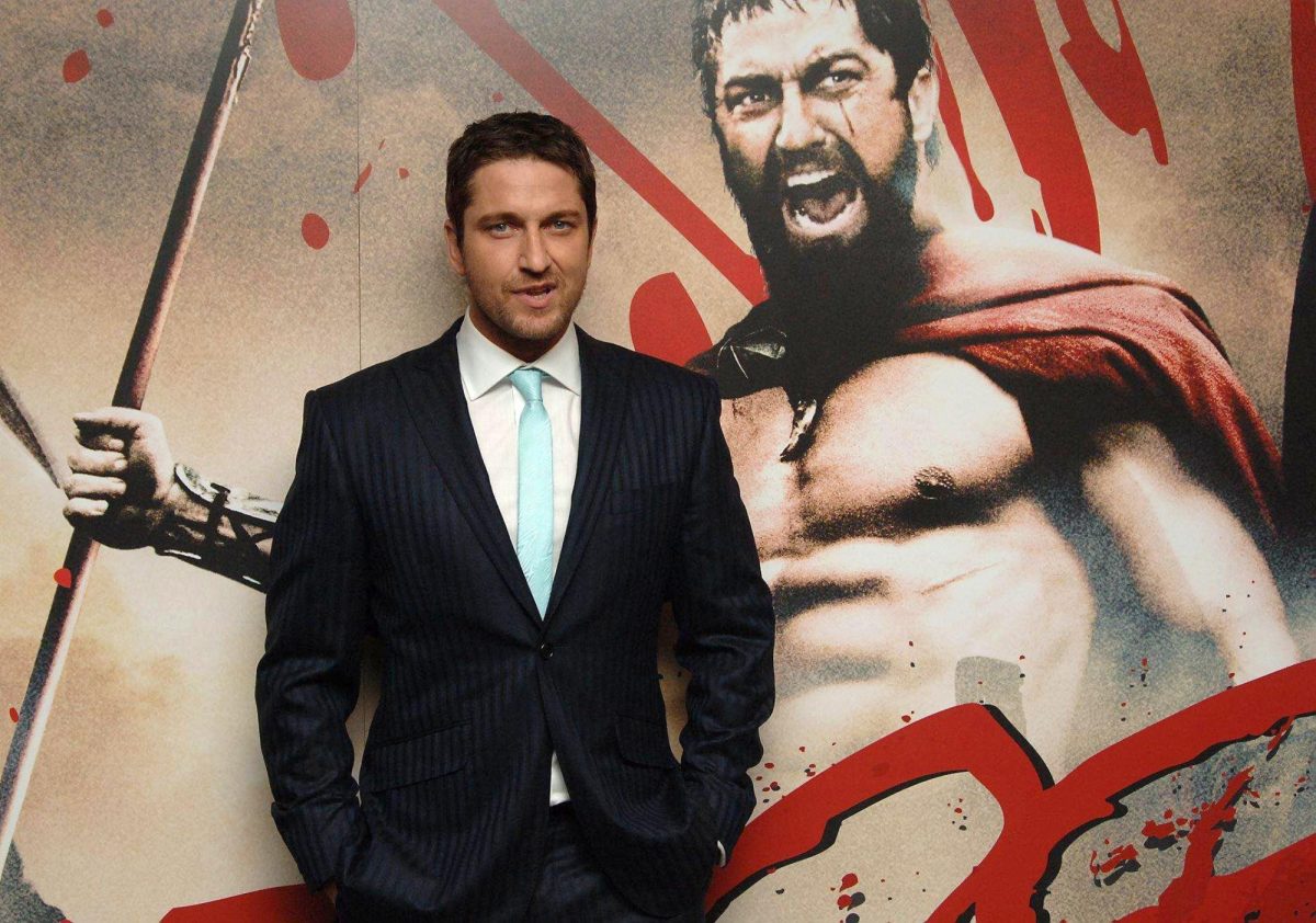 '300' Gerard Butler debout devant l'affiche du Roi Leonidas