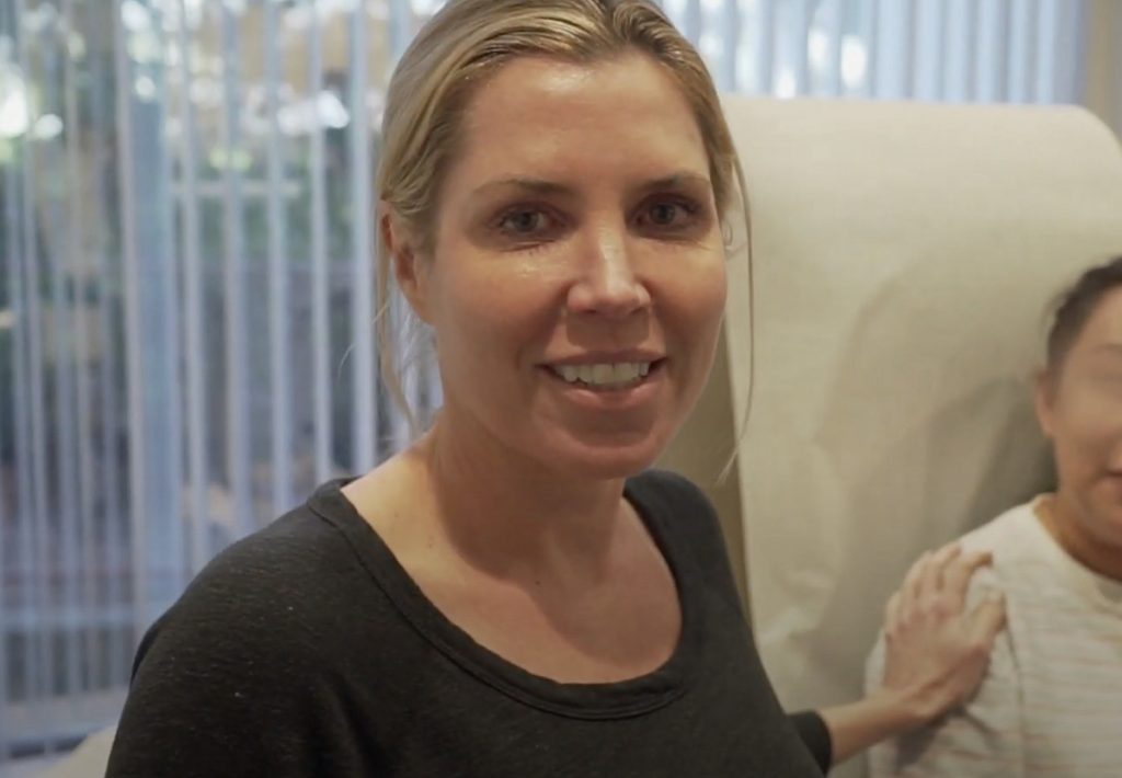 Le Dr Jen Armstrong, membre de la distribution 'RHOC', fait la démonstration d'une procédure de dissolution de remplissage dans son bureau