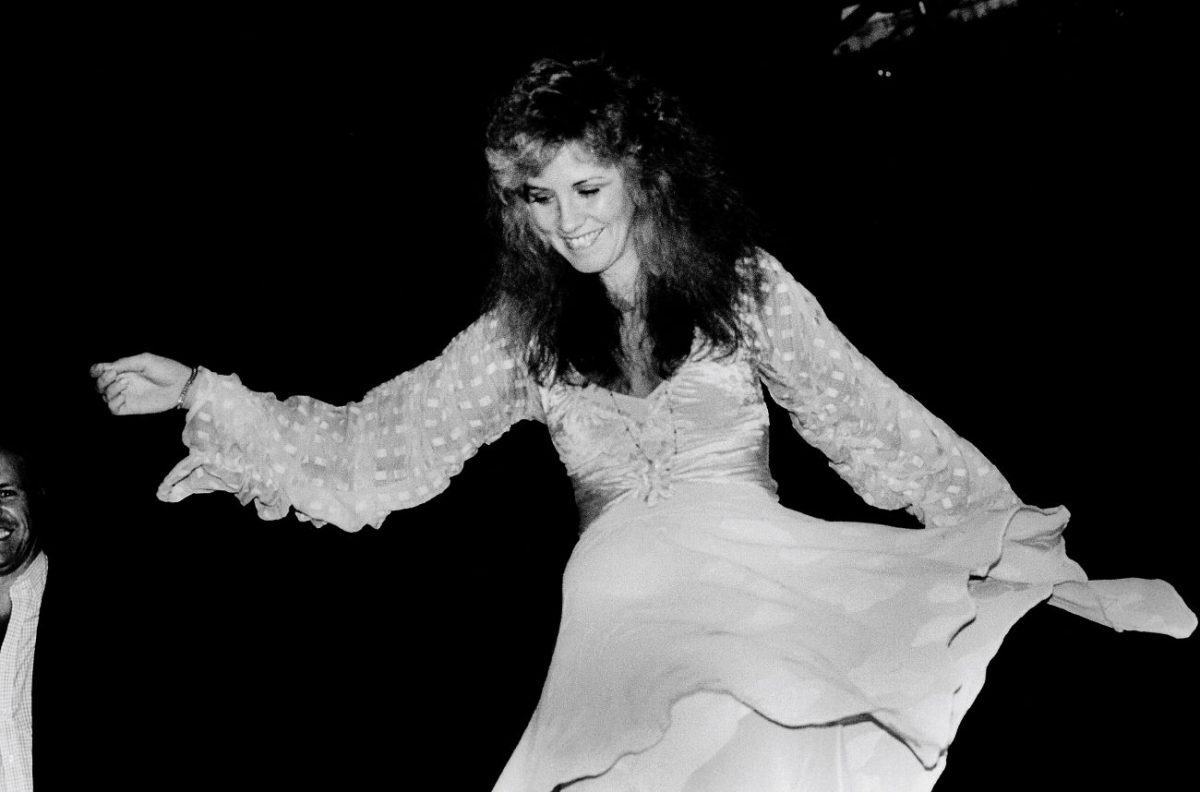 Une photo en noir et blanc de l'artiste Fleetwood Mac Stevie Nicks portant une robe à manches longues.