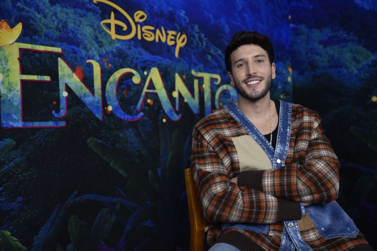 Le talent vocal de Sebastian Yatra se rassemble avant la première de 