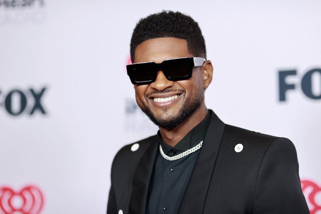 Usher portant des lunettes de soleil
