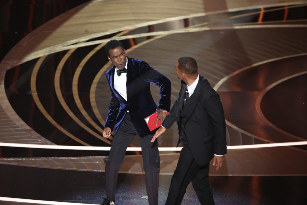 Chris Rock, à gauche, après avoir été giflé par l'acteur oscarisé Will Smith sur la scène du spectacle des Oscars 2022.
