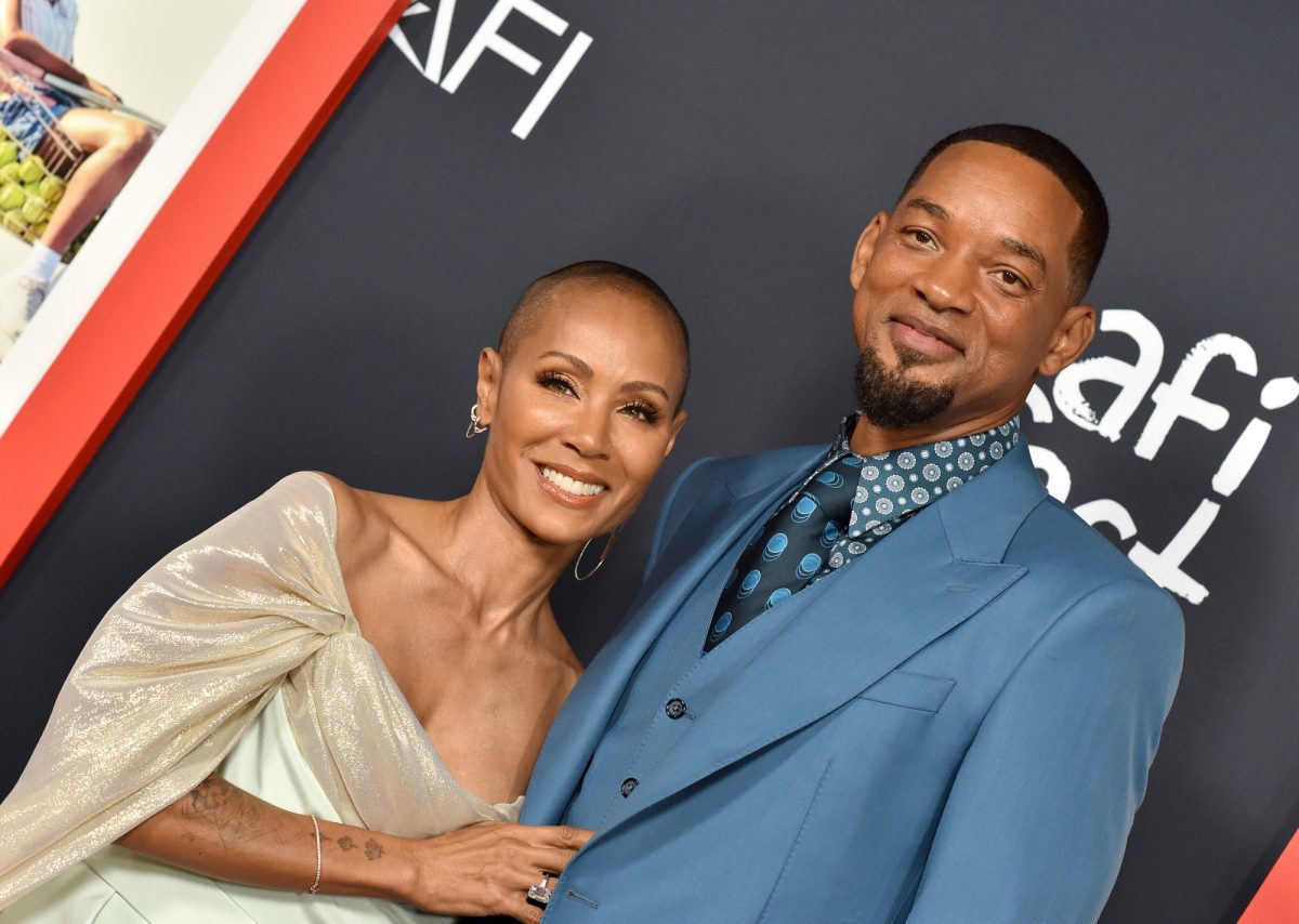 Jada Pinkett Smith et Will Smith.  Elle porte une robe beige à épaules dénudées.  Il porte un costume bleu moyen.