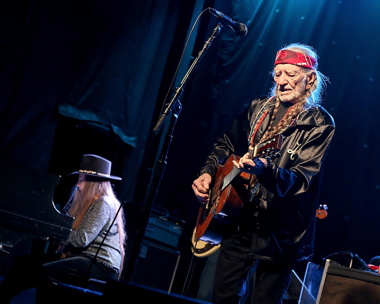 Bobbie Nelson est assis au piano tandis que Willie Nelson joue de la guitare
