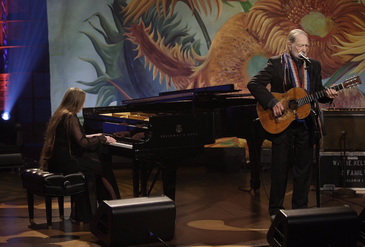 Bobbie Nelson et Willie Nelson se produisent sur scène en 2007