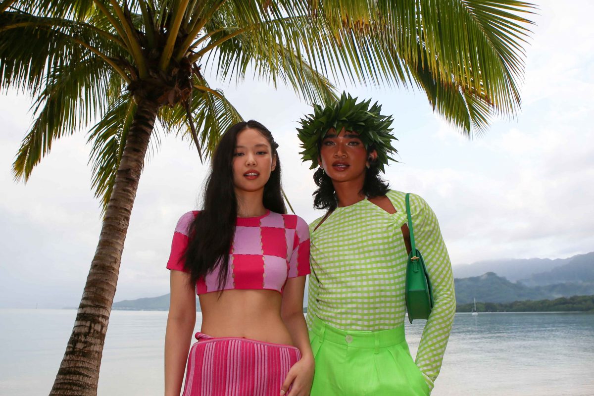 Jennie Kim et Brentman Rock posent pour une photo au Jacquemus Fashion Show