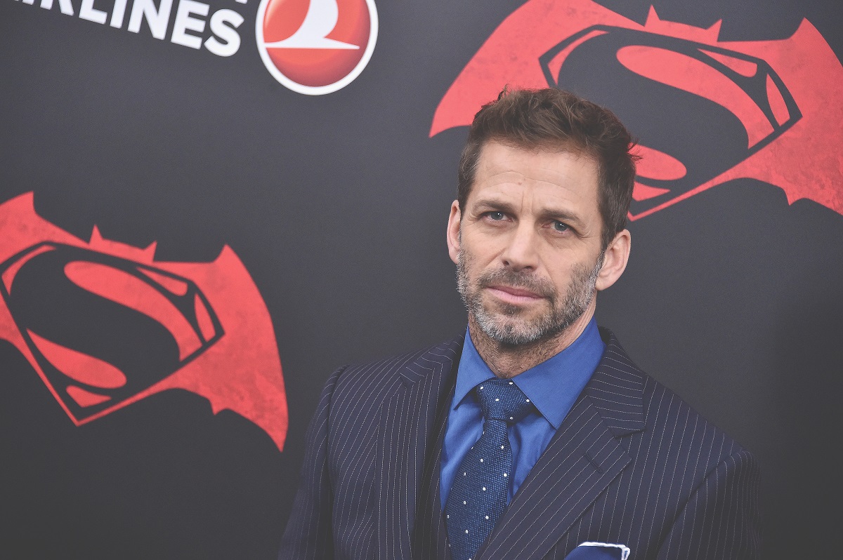 Zack Snyder posant en portant un costume bleu.