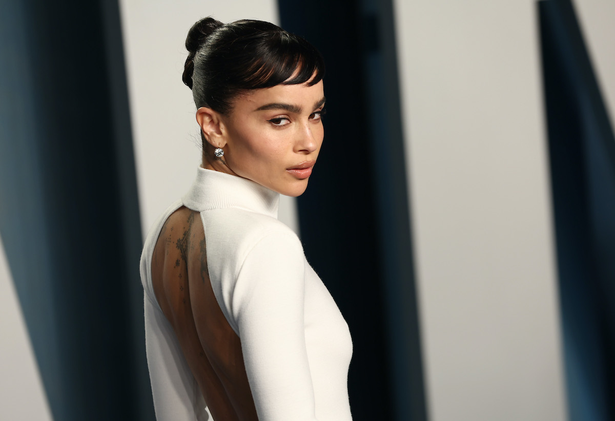 Zoë Kravitz regarde par-dessus son épaule dans une robe blanche à la Vanity Fair Oscar Party 2022