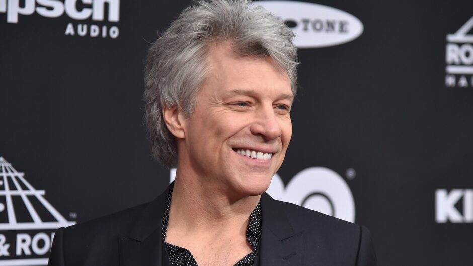 Jon Bon Jovi à 60 ans : « Il faut un homme courageux pour laisser ses cheveux devenir gris et vouloir toujours rivaliser avec les jeunes enfants »