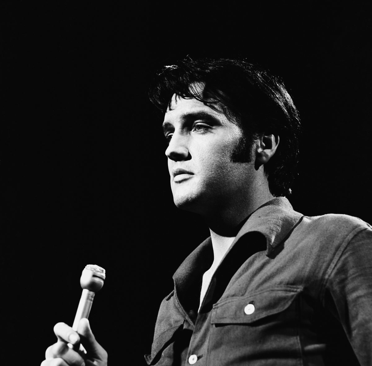 Elvis Presley avec un micro
