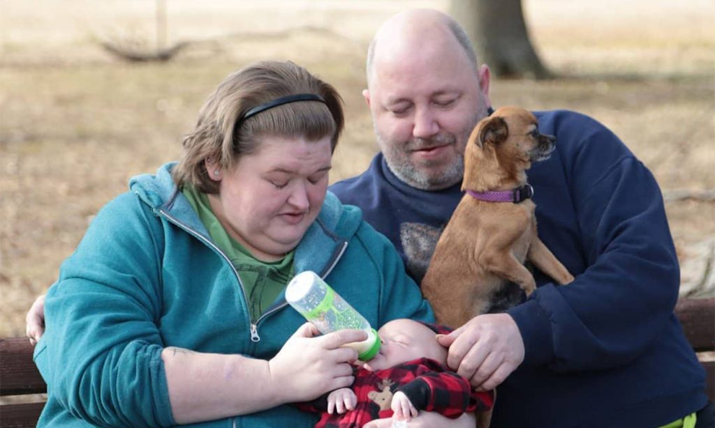 Amy Slaton-Halterman, star de 1000-lb Sisters, avec son mari Michael, son fils Gage et son chien Little Bit
