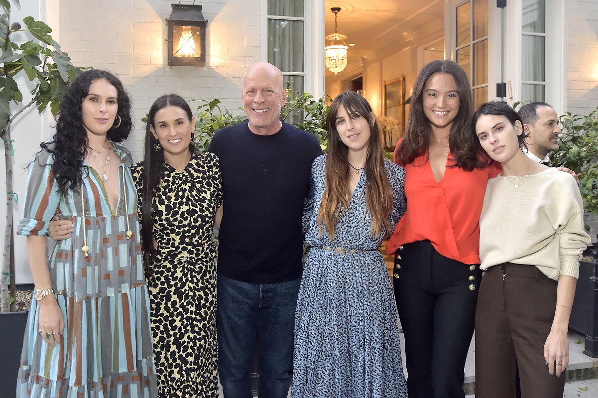 (LR) Rumer Willis, Demi Moore, Bruce Willis, Scout Willis, Emma Heming Willis et Tallulah Willis posent pour une photo à la soirée du livre 