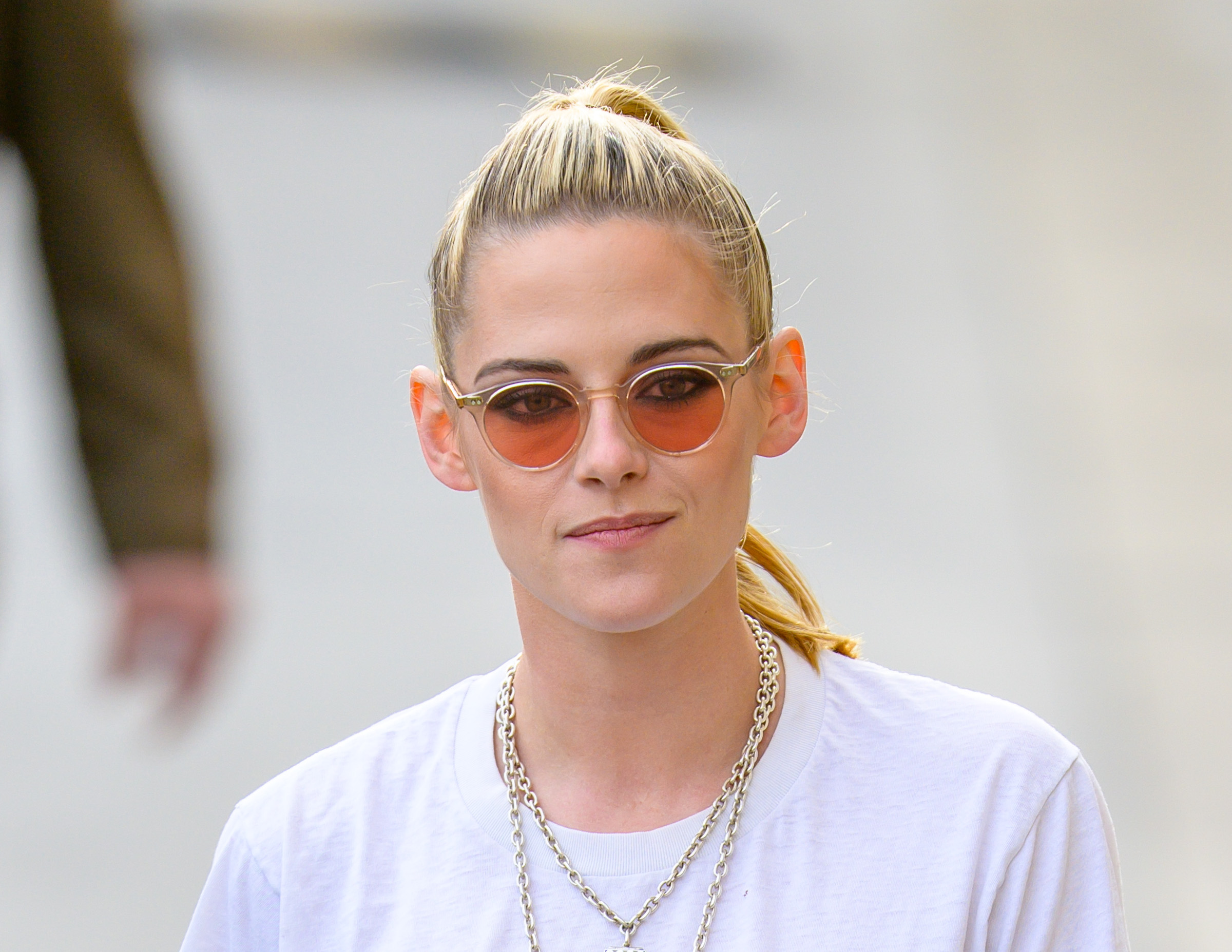 Kristen Stewart marchant dehors