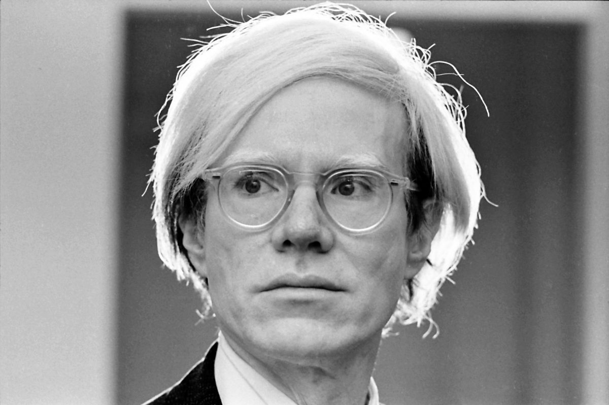 Andy Warhol porte des lunettes