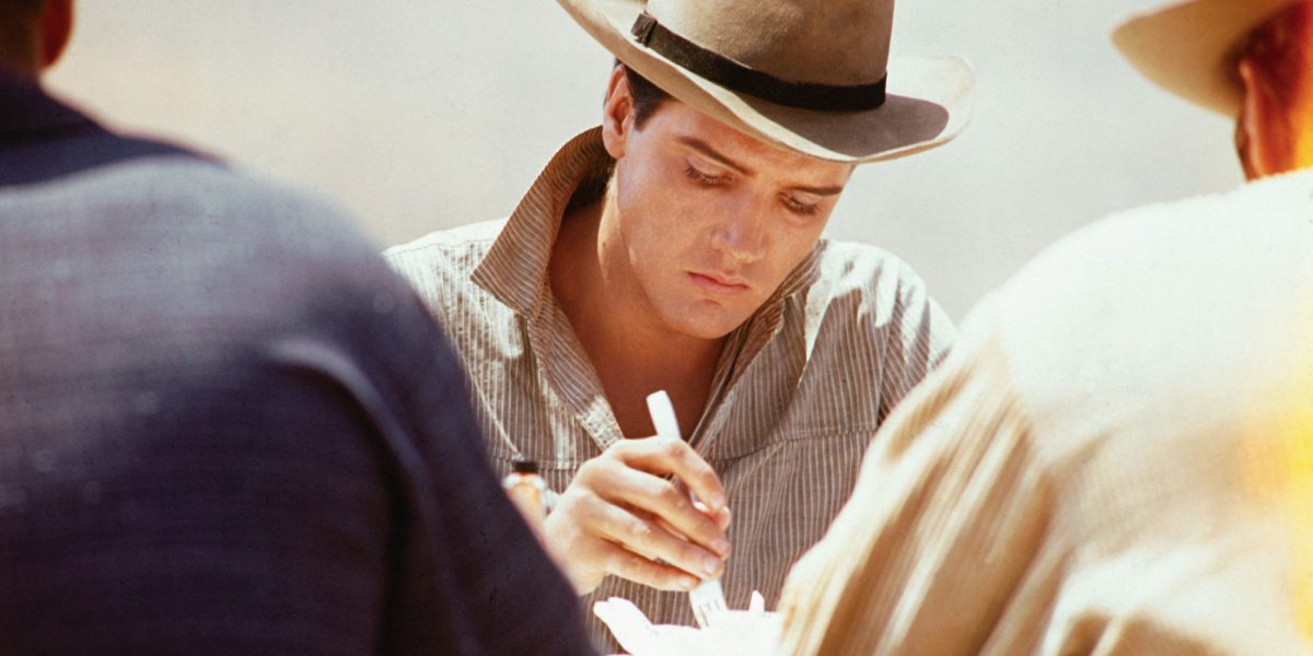 Elvis Presley pendant une pause déjeuner sur le tournage du film "Flaming Star".