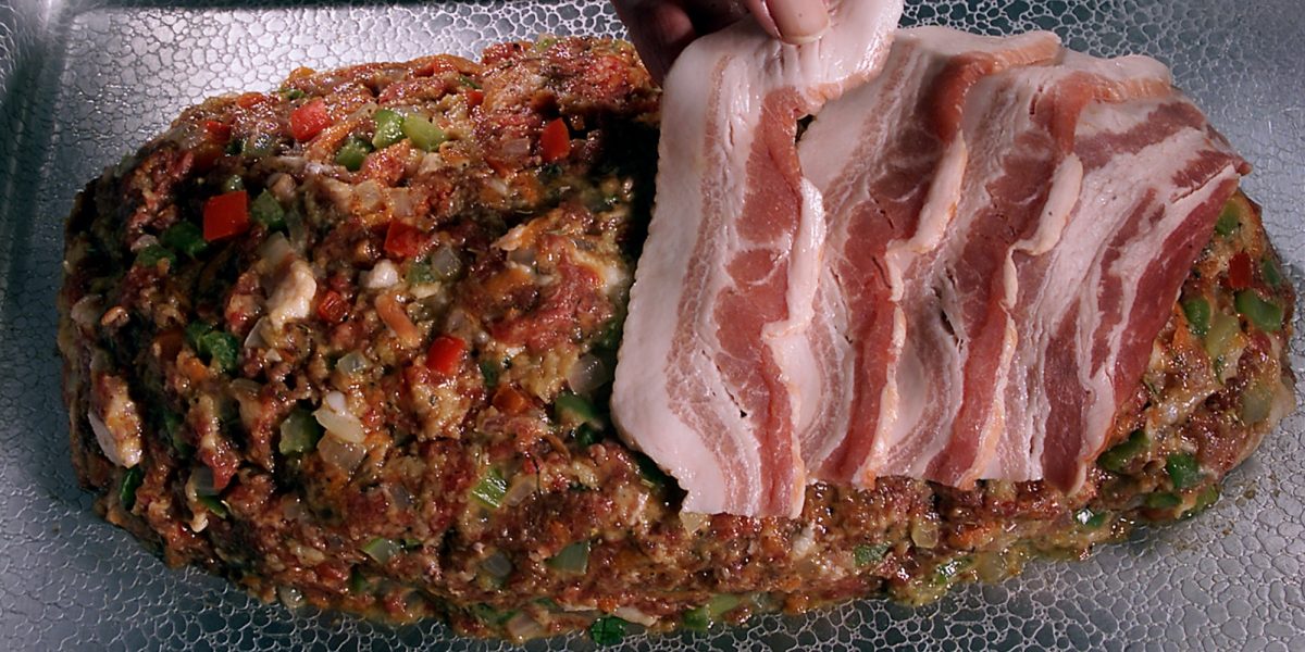 Pain de viande recouvert de bacon.