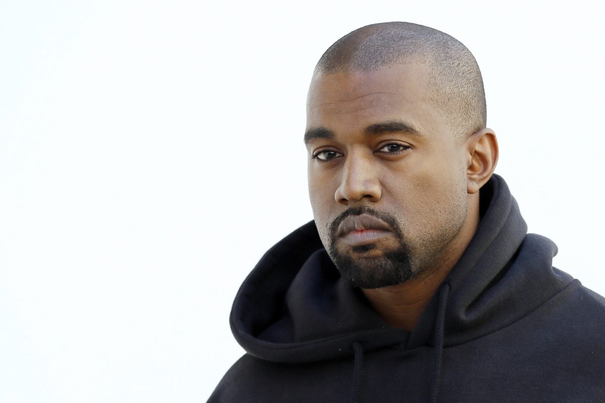 Kanye West pose au défilé Christian Dior en 2015