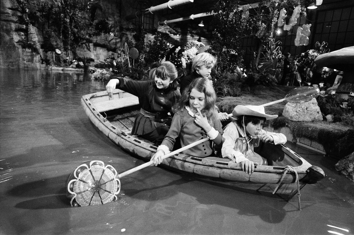 Naviguant dans le bateau sont Denise Nickerson, Peter Ostrum, Julie Dawn Cole et Paris Themmen (ce n'est pas le bateau utilisé dans le film).  Ils utilisent des sucettes géantes comme pagaies.  8 octobre 1970.