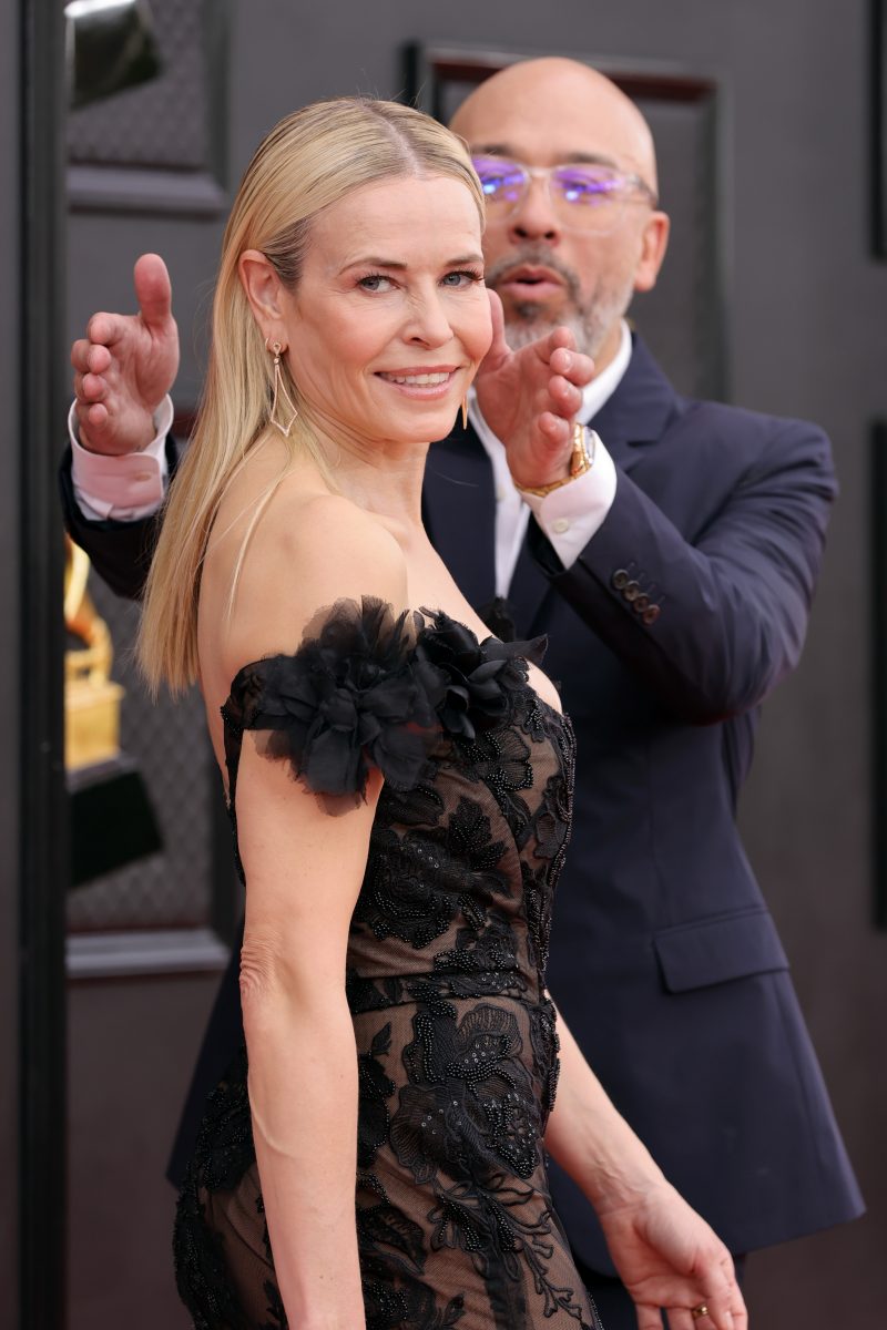 Jo Koy aide sa petite amie, Chelsea Handler, à se coiffer sur le tapis rouge des Grammy Awards