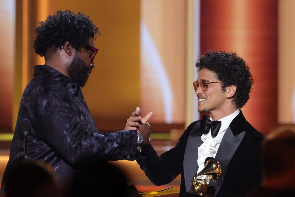 Ahmir 'Questlove' Thompson présente le prix de la chanson de l'année pour 'Leave The Door Open' à Bruno Mars de Silk Sonic sur scène lors de la 64e cérémonie annuelle des GRAMMY Awards