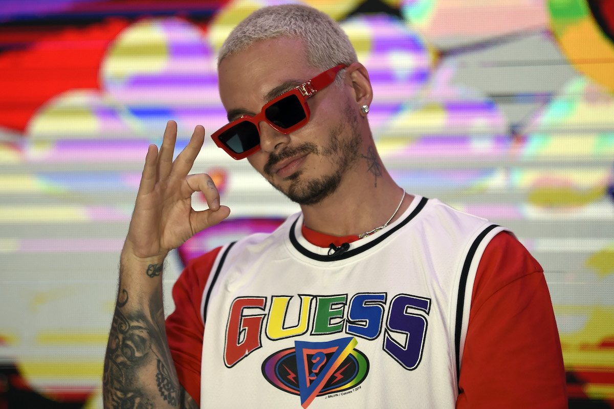J Balvin portant un maillot Guess