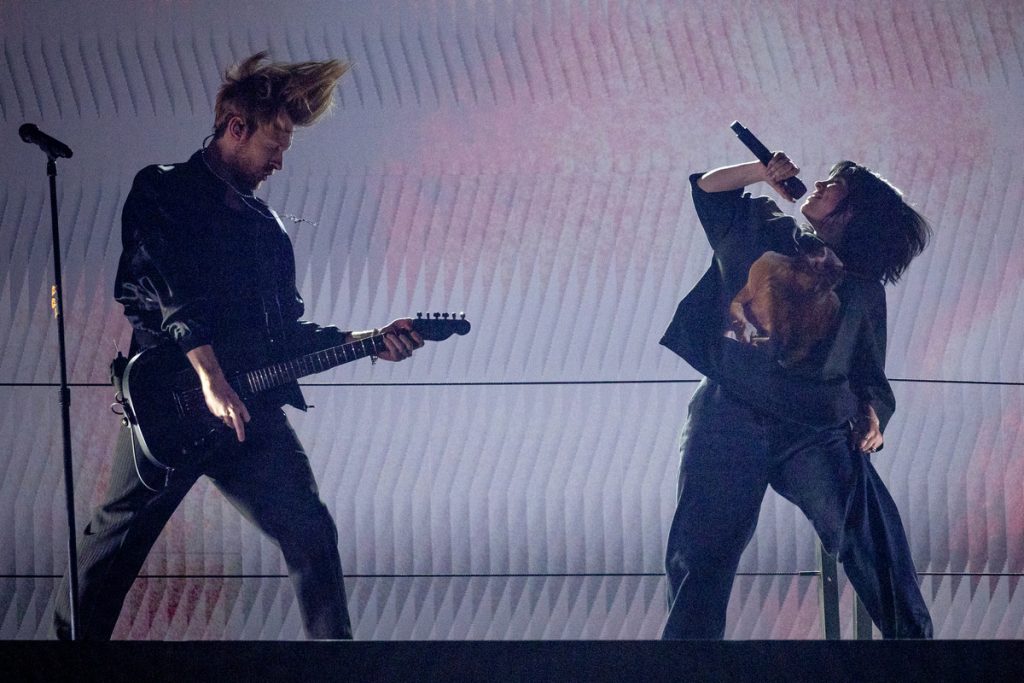 Billie Eilish et Finneas interprètent