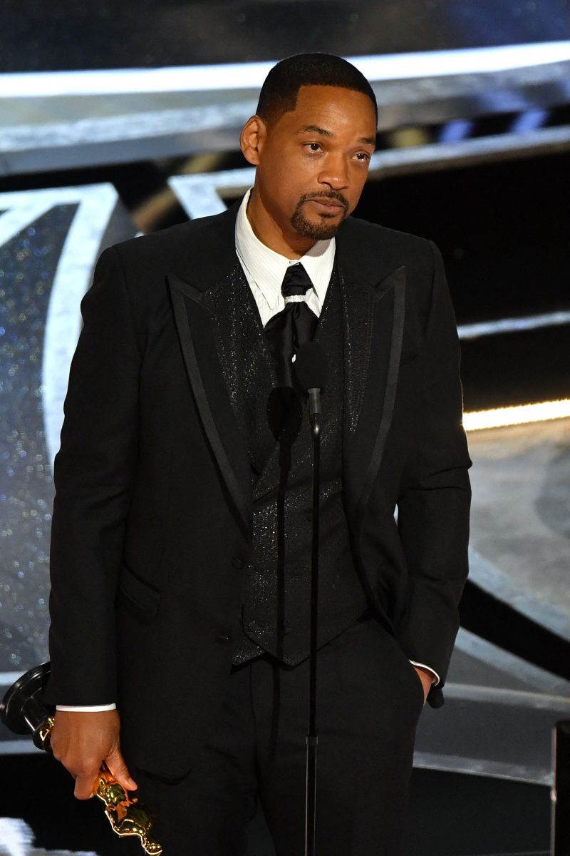 Will Smith sur scène pour accepter l'Oscar du meilleur acteur dans un rôle principal pour 'King Richard' après avoir giflé Chris Rock