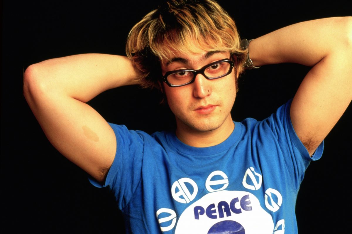 Le fils de John Lennon, Sean Ono Lennon, vêtu d'une chemise bleue