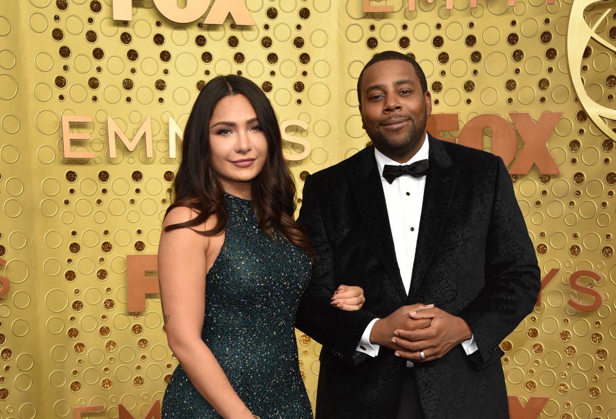 Christina Evangeline et Kenan Thompson posent ensemble aux Emmy Awards.