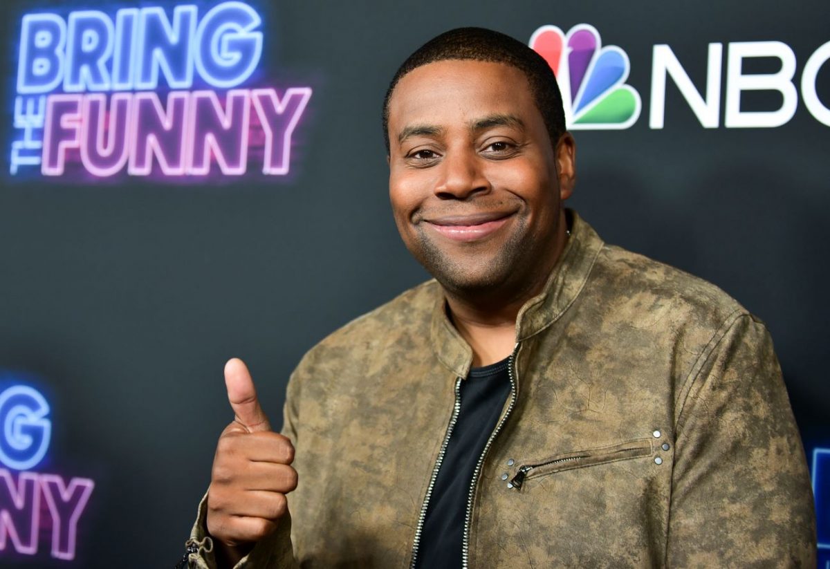 Kenan Thompson porte une veste marron et lève le pouce.