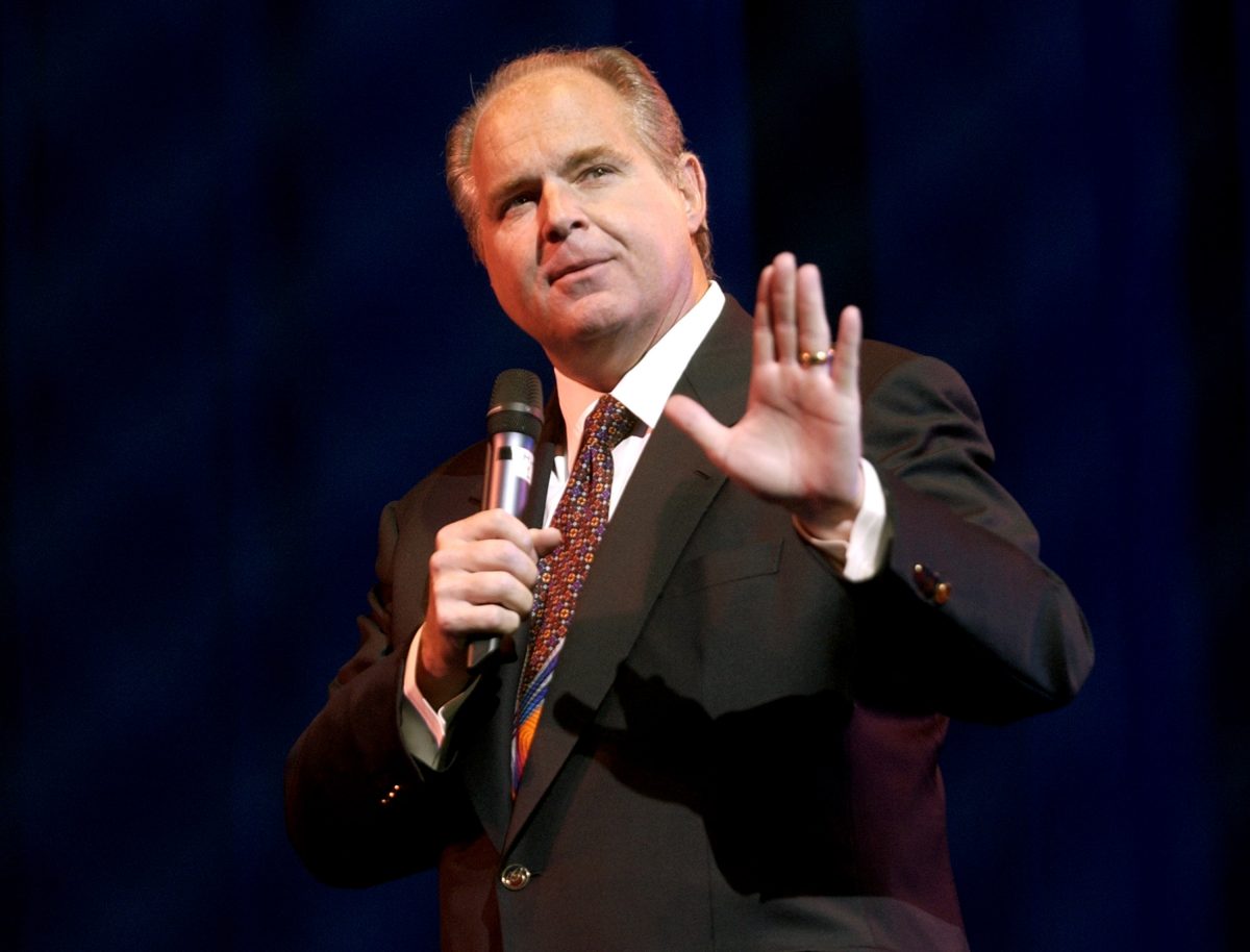 Rush Limbaugh avec un microphone