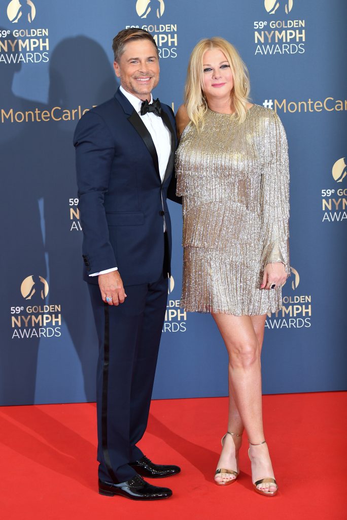 Rob Lowe et sa femme Sheryl Berkoff sourient sur le tapis rouge lors de la cérémonie de clôture du 59e Festival de télévision de Monte-Carlo