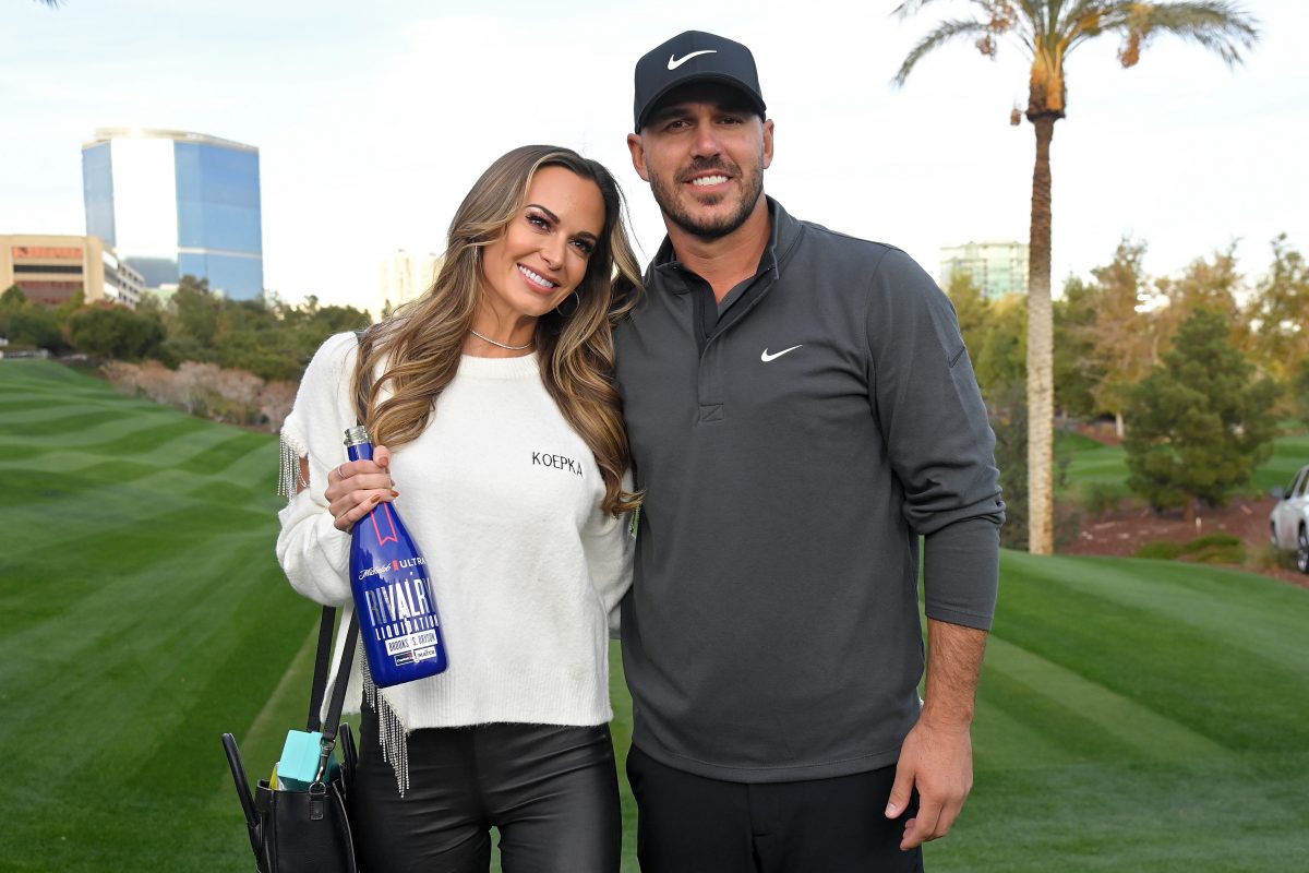 Brooks Koepka et sa fiancée Jena Sims posent pour des photos lors de The Match V Bryson v Brooks de Capital One