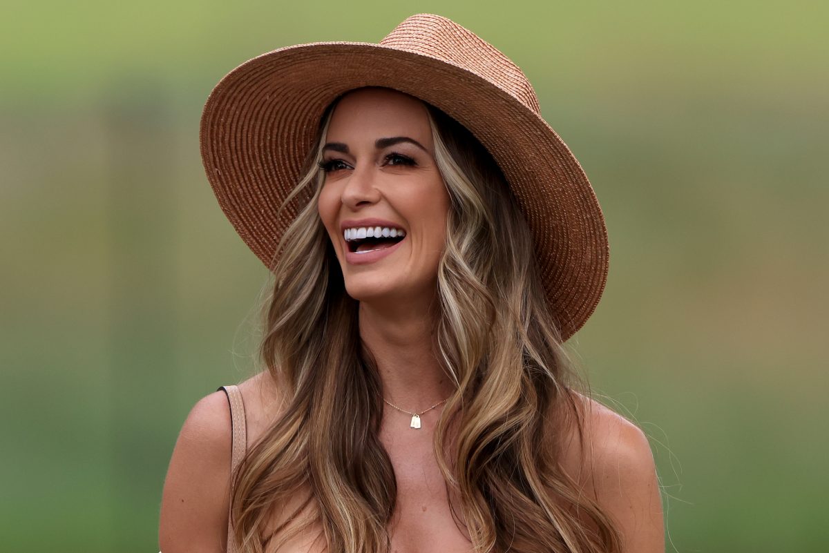 Jena Sims sourit en regardant Brooks Koepka au septième trou lors du deuxième tour du Championnat du monde de golf-FedEx St Jude Invitational