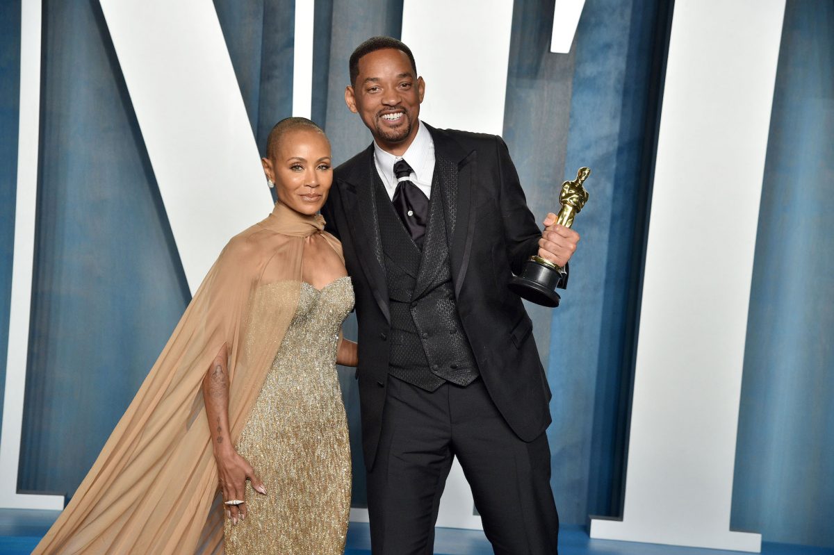 Will Smith et Jada Pinkett Smith souriant lors d'une soirée des Oscars 2022