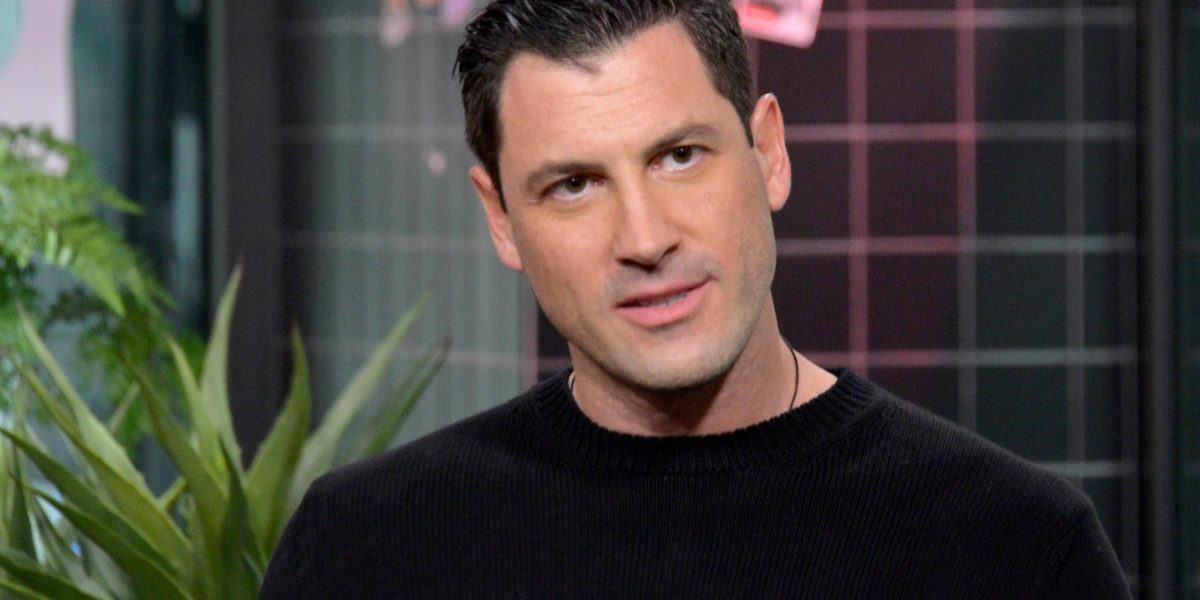maksim chmerkovskiy pose pour les photographes lors d'un événement sur le tapis rouge