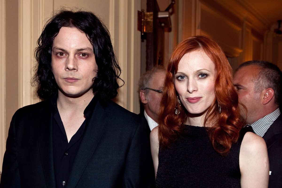 Jack White et sa femme Karen Elson debout l'un à côté de l'autre.  Ils sont tous les deux vêtus de noir.