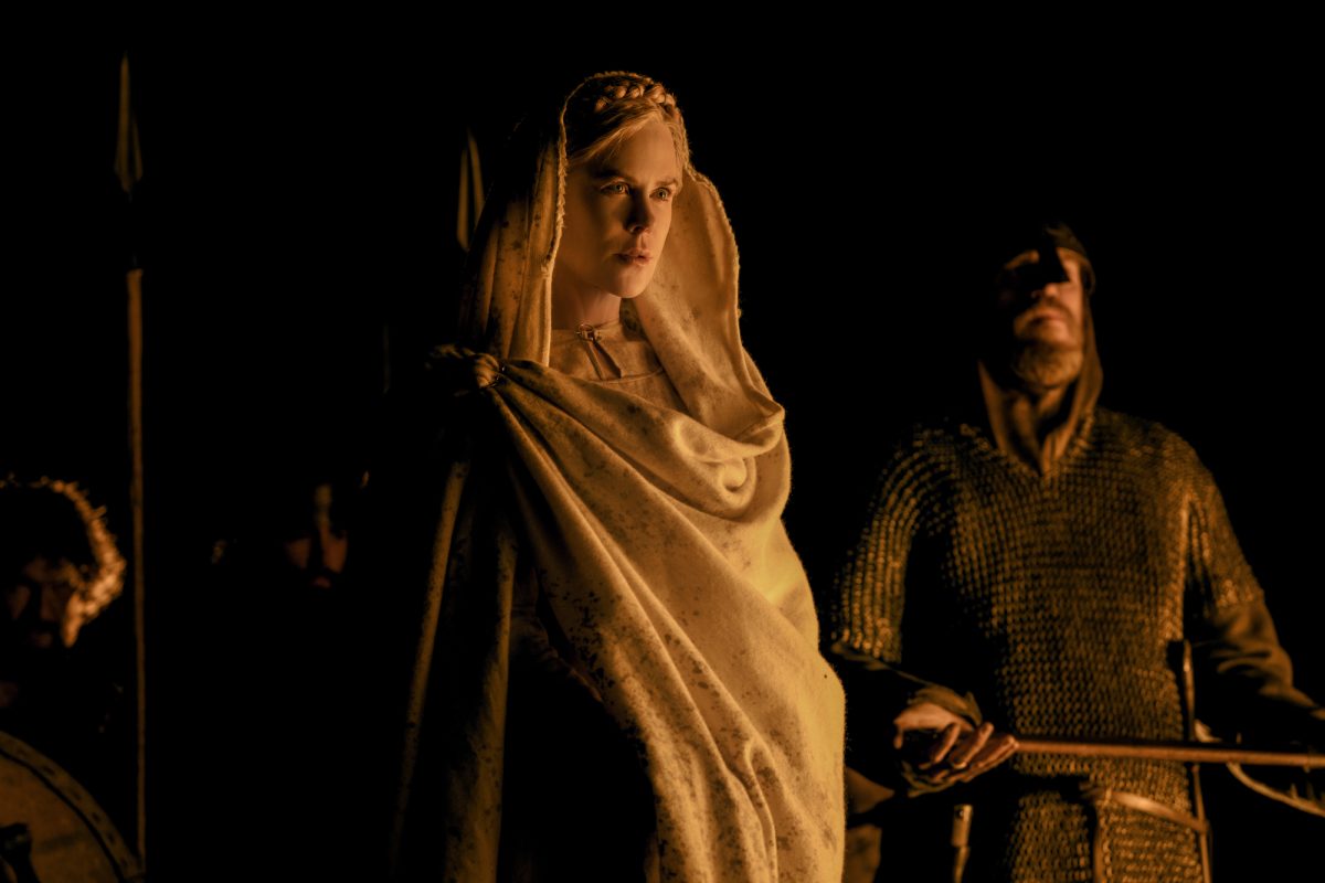 'The Northman' Nicole Kidman dans le rôle de la reine Gudrún portant un costume blanc avec un garde debout derrière elle
