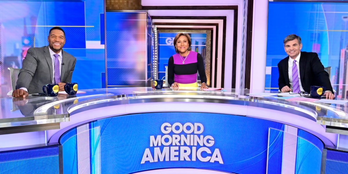 Michael Strahan, Robin Roberts et George Stephanopoulos sur le plateau de Good Morning America.