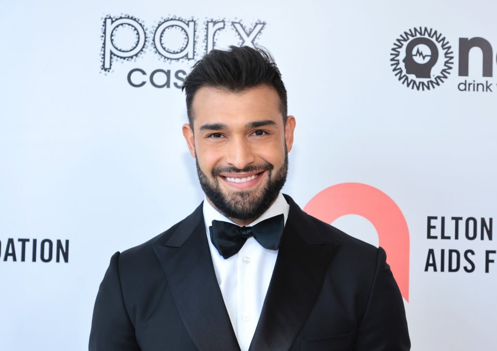 Sam Asghari souriant pour la caméra