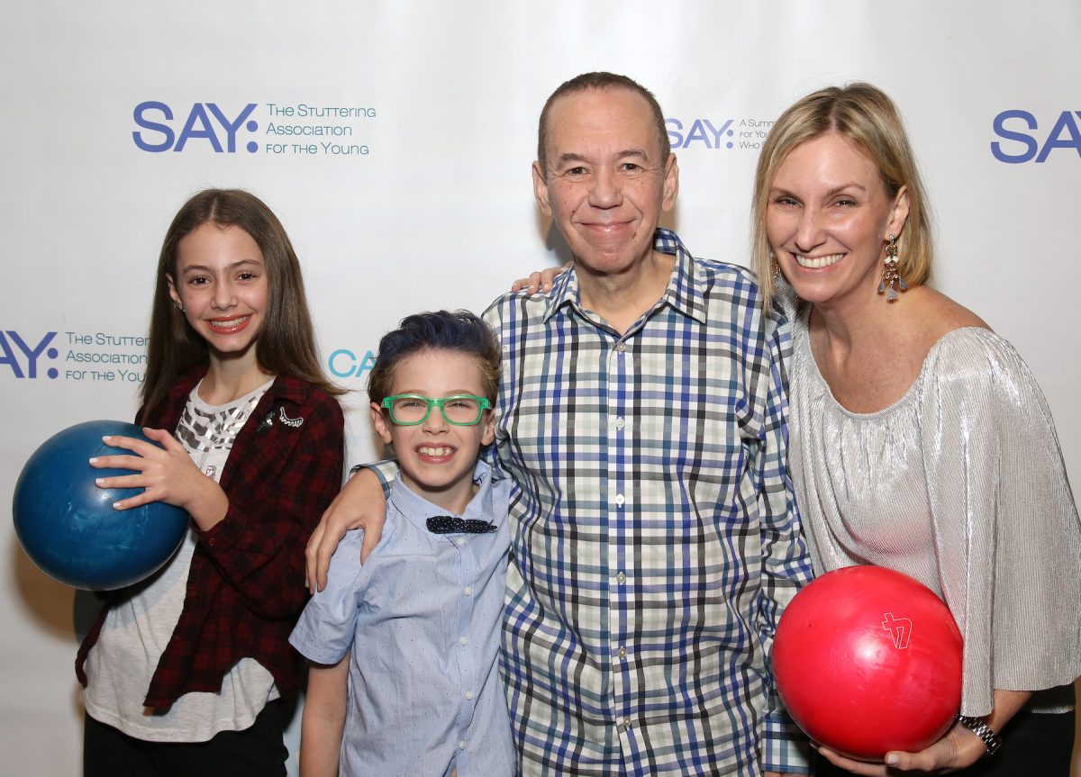 Lily Gottfried, Max Gottfried, Gilbert Gottfried et Dara Kravitz souriant pour une photo