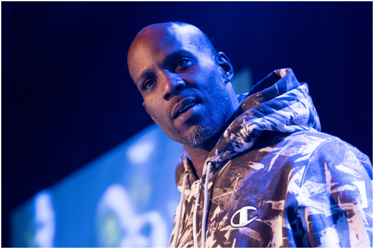 DMX souriant dans la lumière bleue